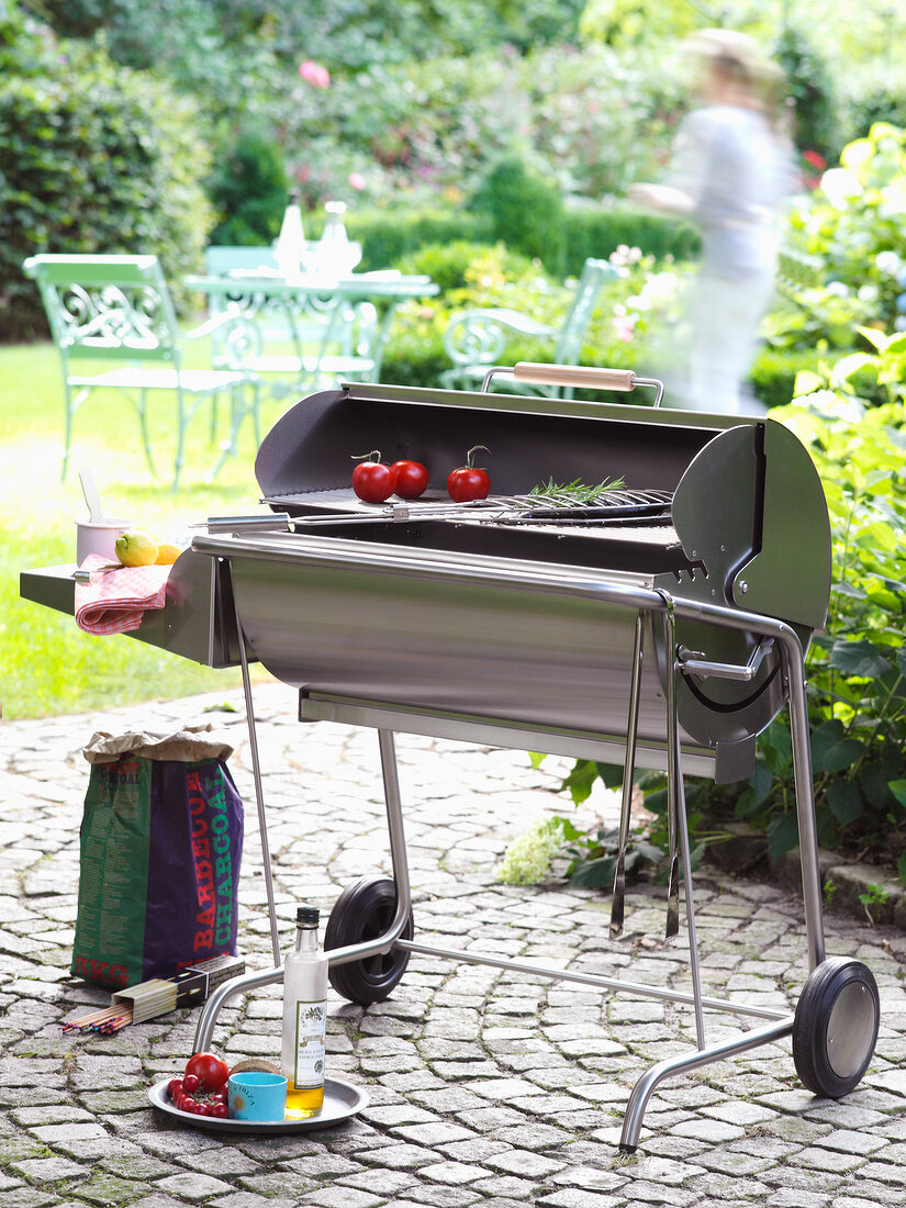 Holzkohlegrill aus Edelstahl auf Terrasse