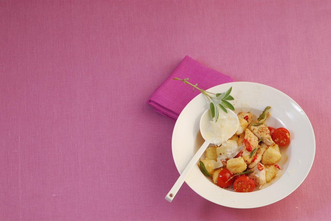 Sage gnocchi with chicken in serving dish