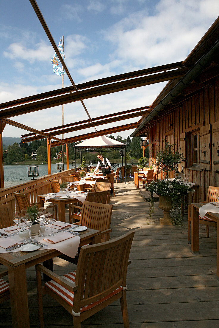 Gedeckte Tische auf Terrasse am Tegernsee, Maiwerts Fährhütte