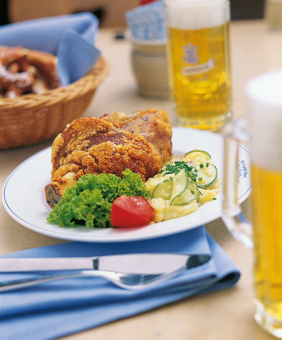 Schweinshax'n mit Kartoffel-GurkenSalat, Bier und Brezen