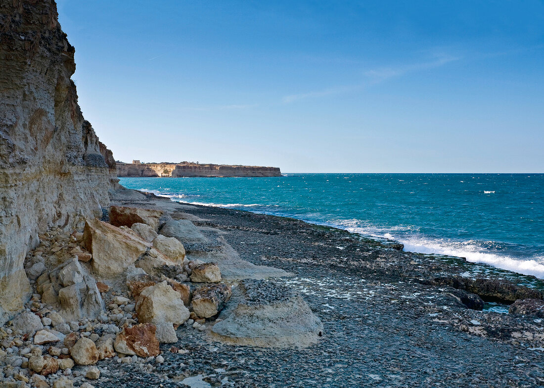 Felsenküste von Apulien, Blick aufs Meer