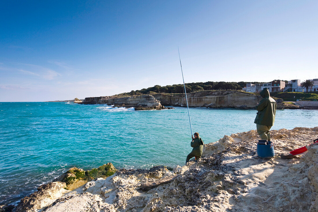 Apulien: Mann angelt in Torre dell' Orso.