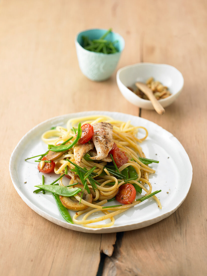 Spaghetti mit Gemüse und Huhn, Kirschtomaten, Zuckerschoten