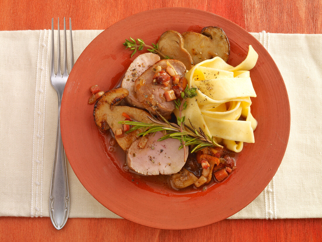 Omas Küche, Schweinefilet mit Waldpilzen, Speck und Bandnudeln