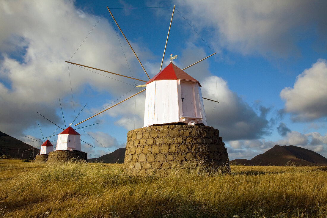 Porto Santo: historische Windmühlen, Himmel bewölkt