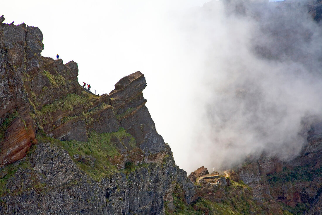 Madeira: Wanderer auf dem Weg zum Pico do Arieiro, Gebirge