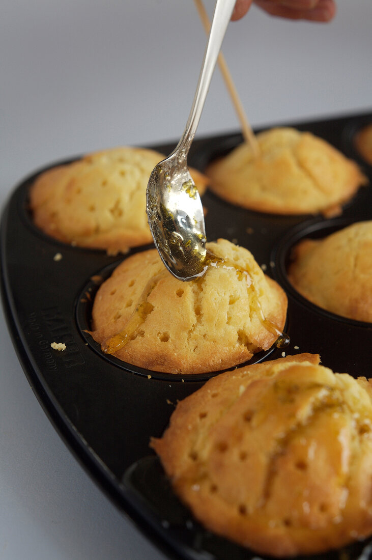 50 Muffins, Limetten-Muffins Step 2: Sirup über Muffins geben