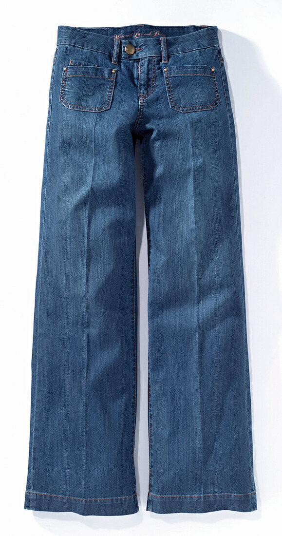 Freisteller: Jeans mit Bügelfalte, aufgesetzte Hosentaschen, blau