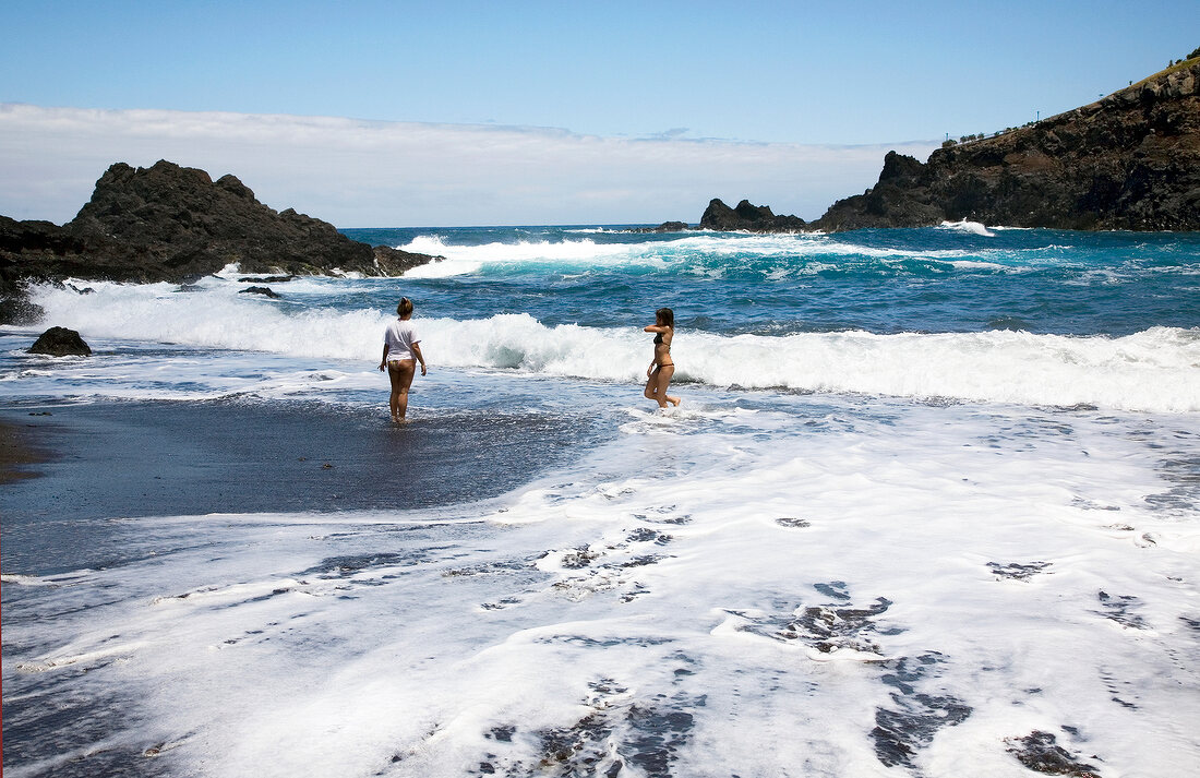 Madeira: Touristen an einer Bade- bucht von Seixal, Badestrand