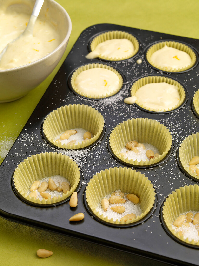 Muffins, Pinienkern-Zitronen- Muffins: Zutaten in Papierförmchen