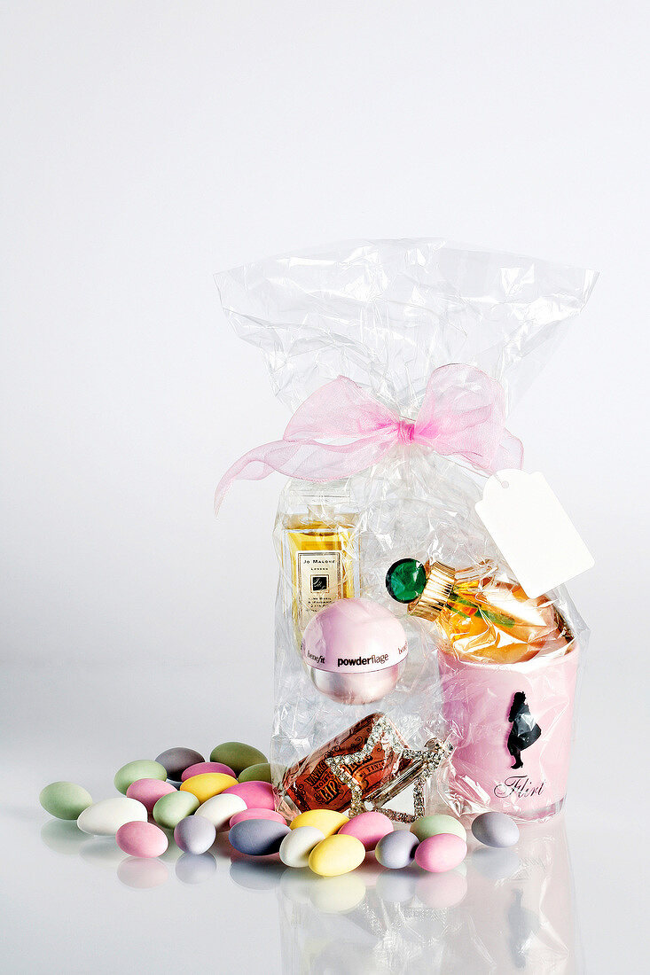 Präsent-Tüte mit Parfum, Puder, Lipgloss, Strass-Spange, Bonbons, bunt