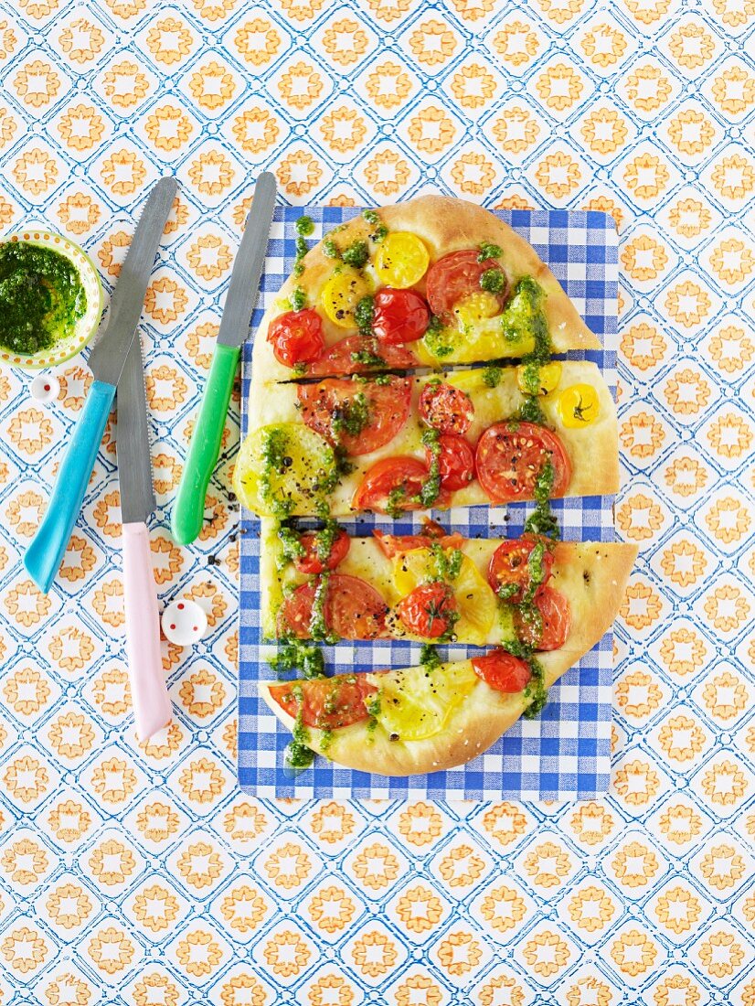 Tomatenpizza mit Minzpesto