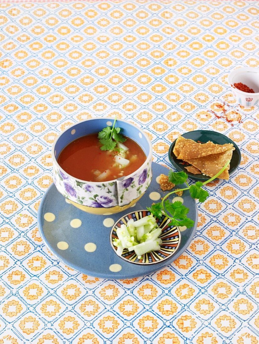 Kalte Tomaten-Melonen-Suppe mit marinierter Melone und Wan-Tans