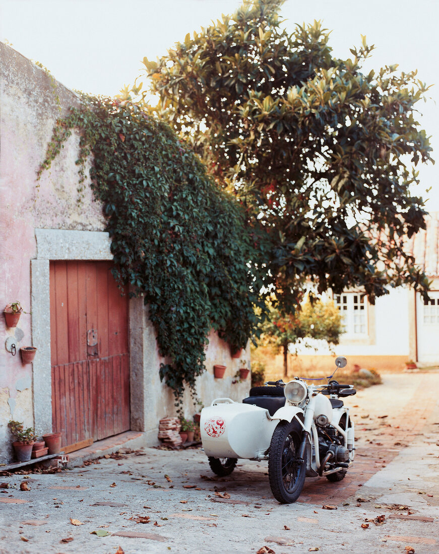 Portugal: Motorrad mit Beiwagen, weiß, steht vor Haus