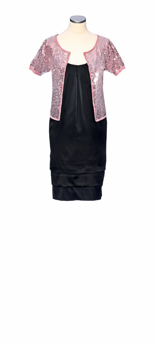 Schwarzes Seidenkleid mit Stufensaum, rosa Paillettencardigan