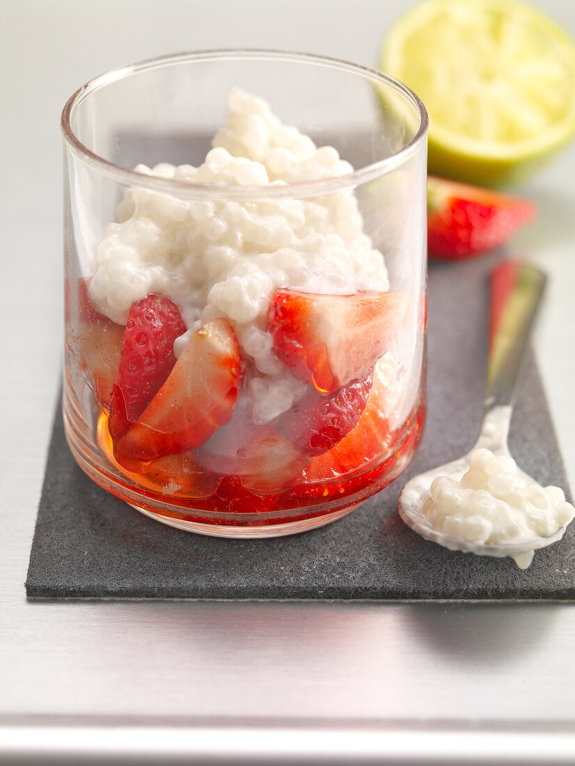 Aus dem Glas, Kokosperlen auf marinierten Erdbeeren