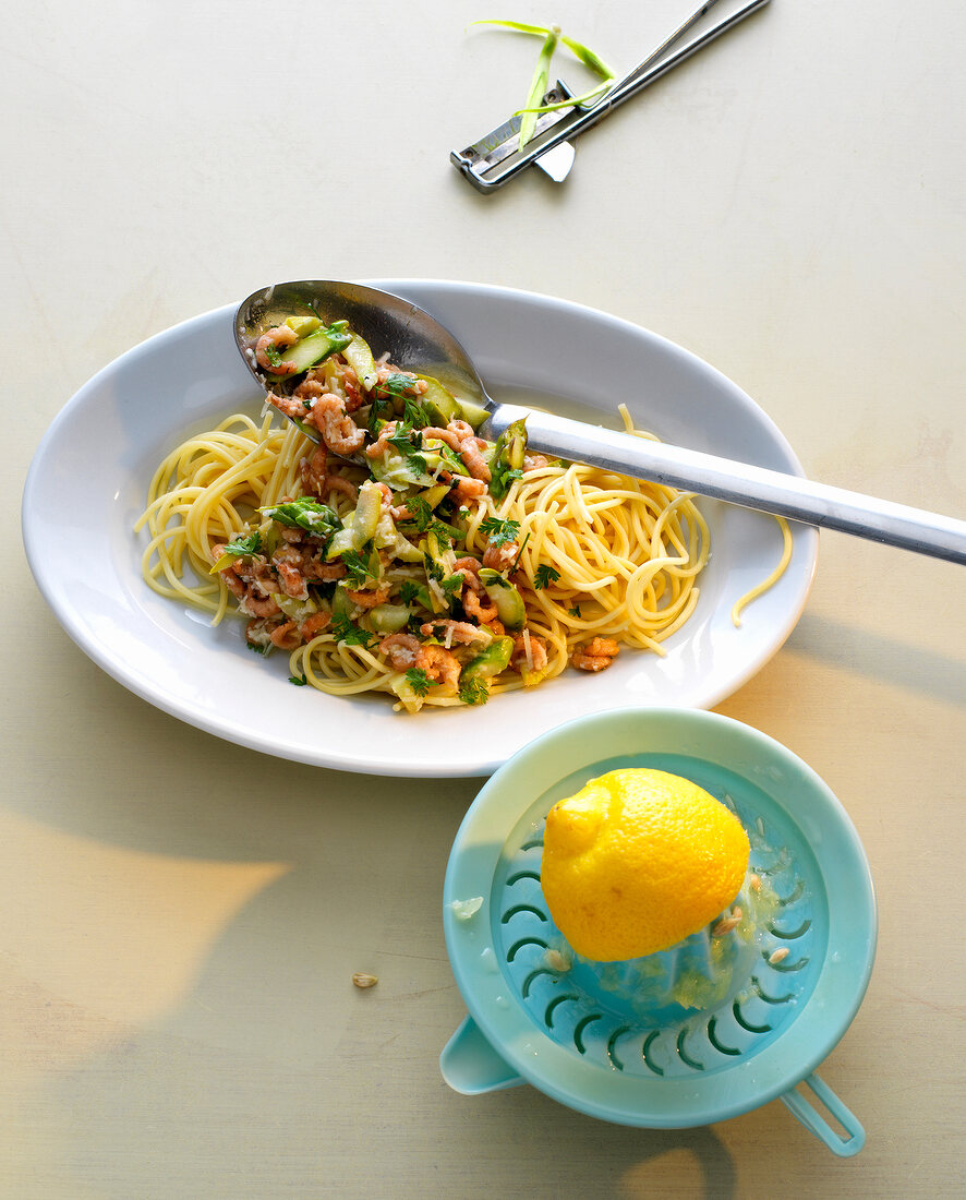 Nudelsaucen, Spaghetti mit Krabben-Spargel-Sauce, Zitrone