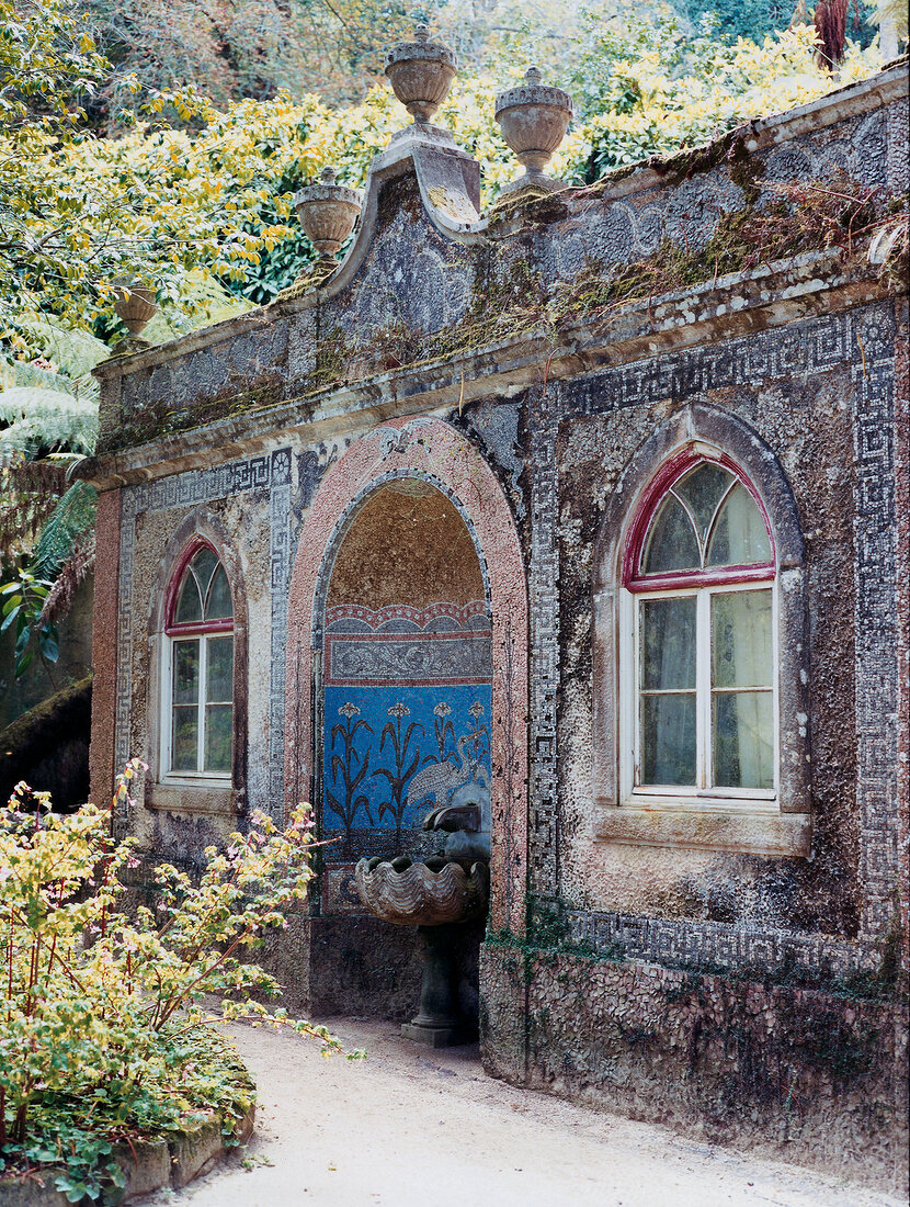 Portugal: altes Gebäuse mit Trinkbrunnen, Patina-Schicht, Fenster