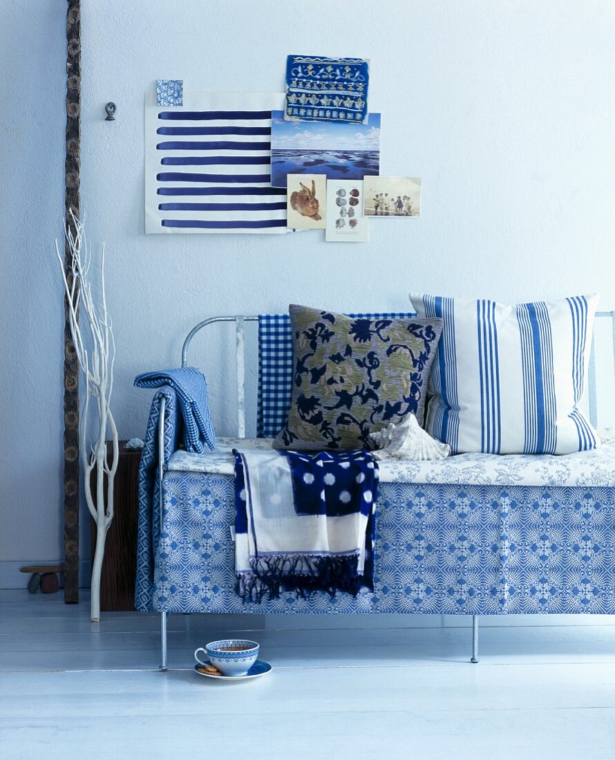 Metall Sitzbank mit Kissen und Decken in Weiß und Blau