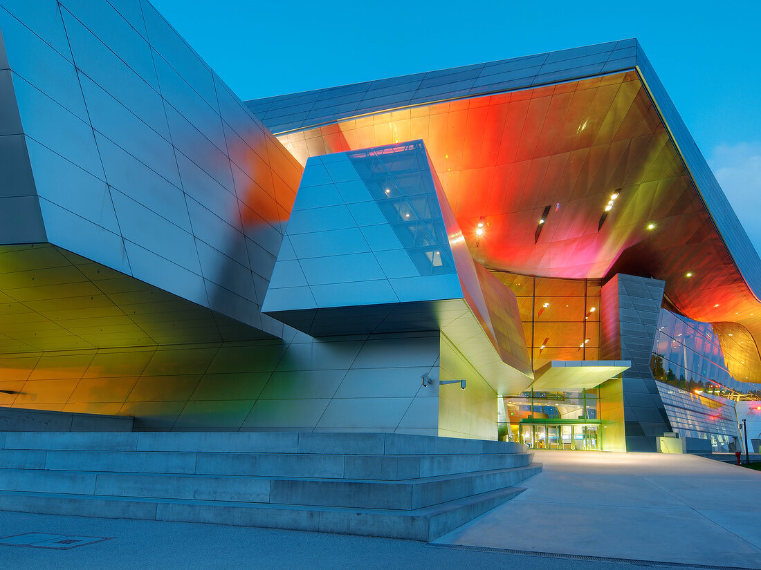 Bunte Glasfassade der BMW Welt in München im Abendlicht