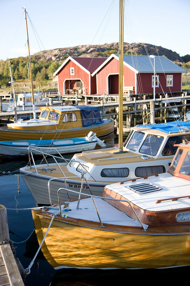 Schweden, Hamburgsund, Yachten, 2 Bootshäuser, Felsen.