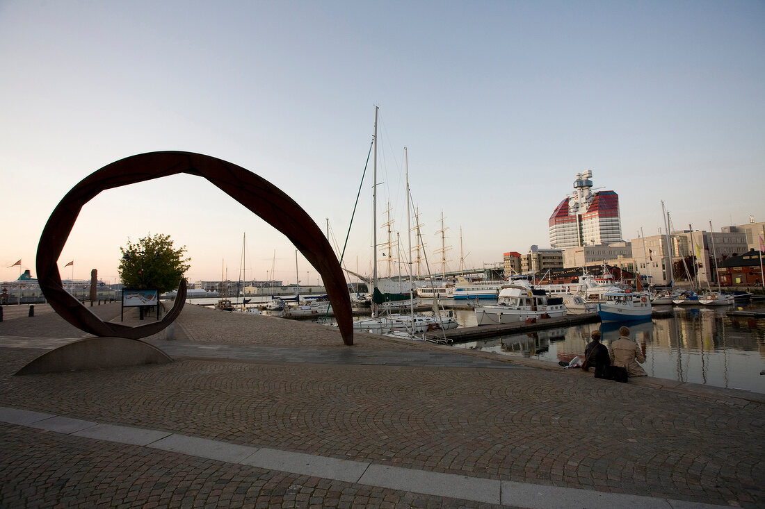 Schweden, Göteborg, Hafen, Boote, Skulptur, Hochhaus rot-weiß.