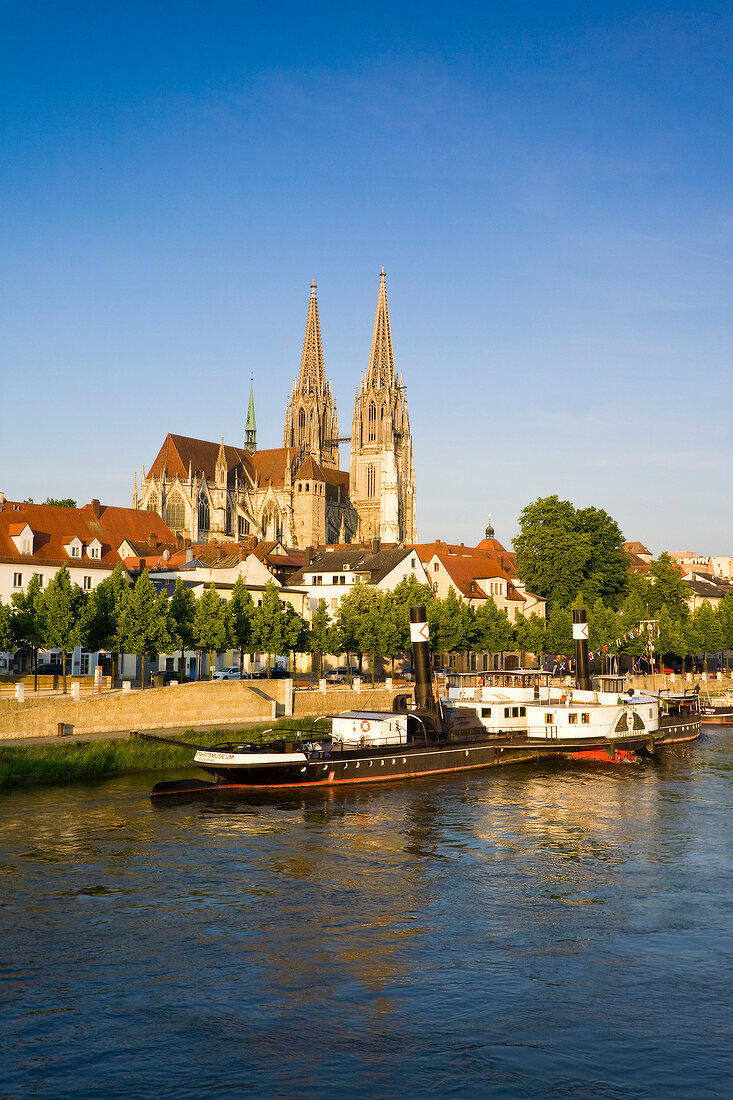 Regensburg: Stadansicht, Blick über die Donau auf Dom, Schiffsverkehr