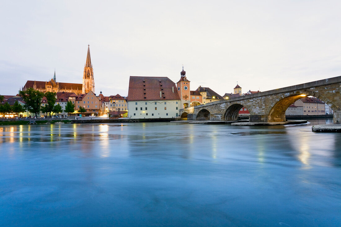 Regensburg: Blick über die Donau, Sa lzstadel, Steinerne Brücke, Dom