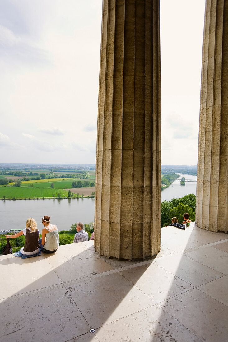 Regensburg: Walhalla-Plateau, dorische Säulen, Blick auf Donau