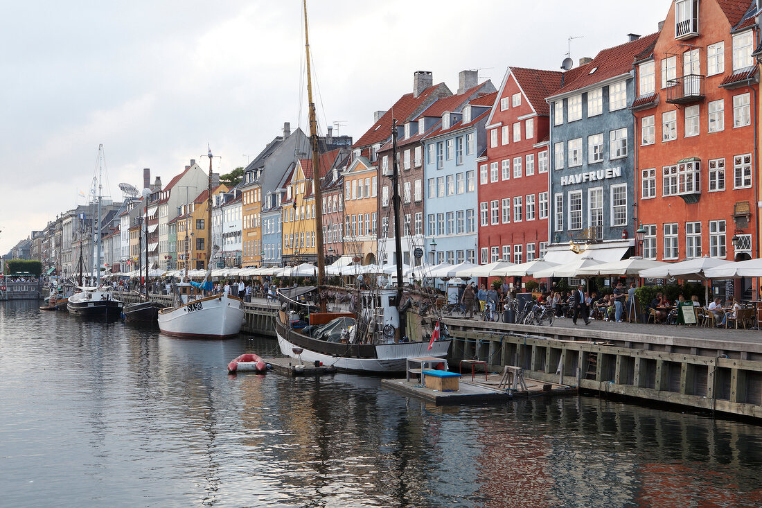 Kopenhagen: Nyhavn, Boote, Promenade Altstadt, Markisen, Menschen.