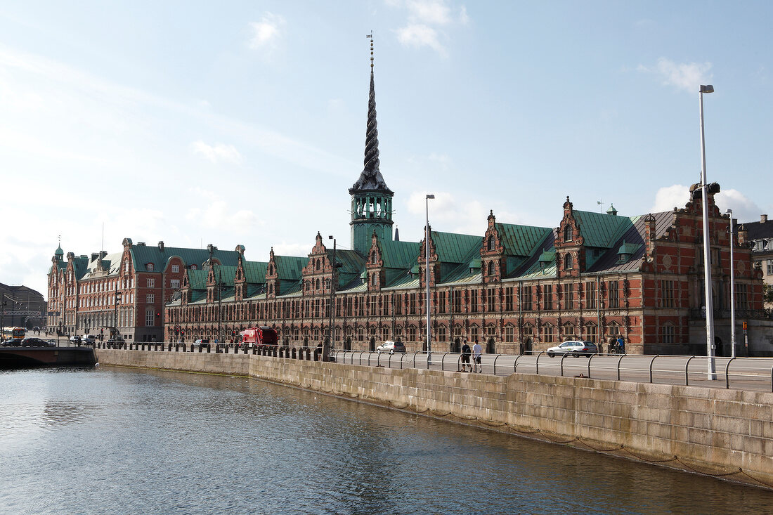 Kopenhagen: altes Börsengebäude, Kanal.