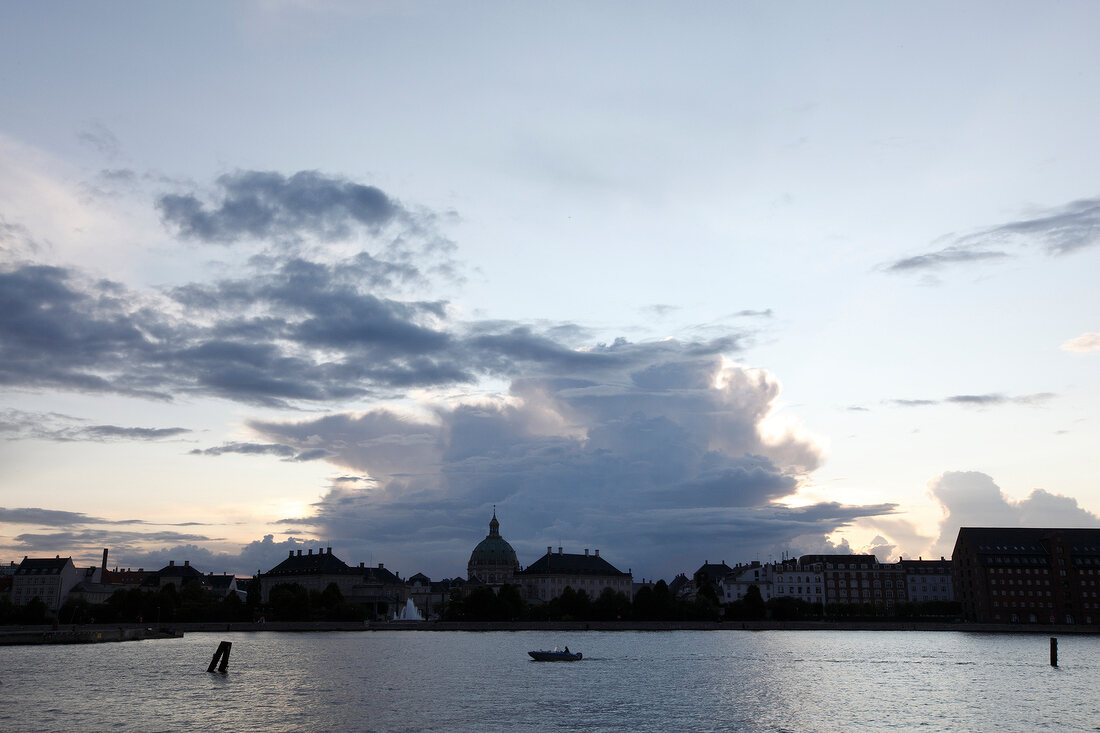 Kopenhagen: Stadansicht, Dämmerung, Wasser, Wolken.
