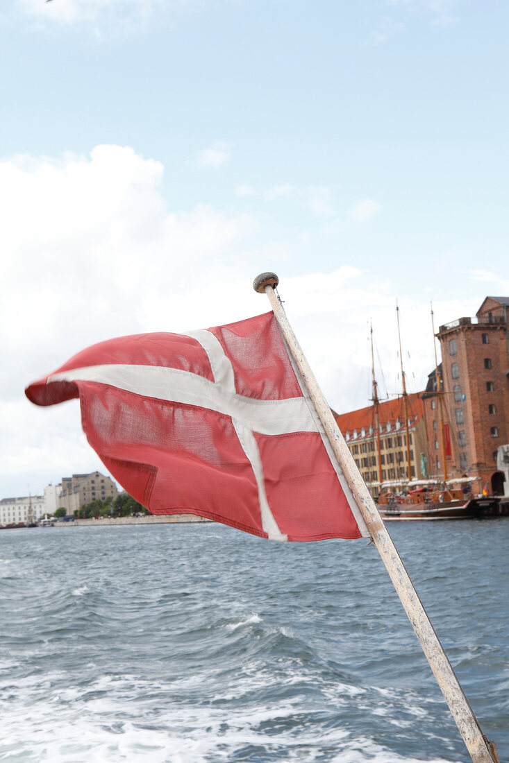 Kopenhagen: Bootsfahrt, dänische Fahne, Stadtansicht.