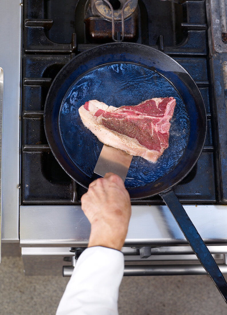 Steak zubereiten, Step 2: Fleisch in Pfanne legen