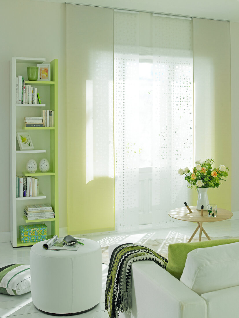 Wohnzimmer, Fenster, Flächenvorhänge grün-weiß, frühlingshaft