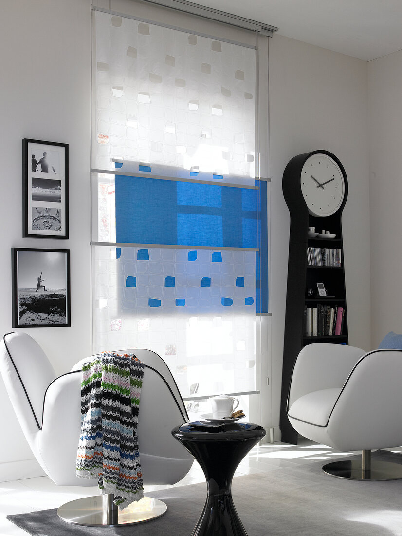 Wohnzimmer, Fenster, Flächenvorhang blau-weiß, 2 Sessel schwarz-weiß