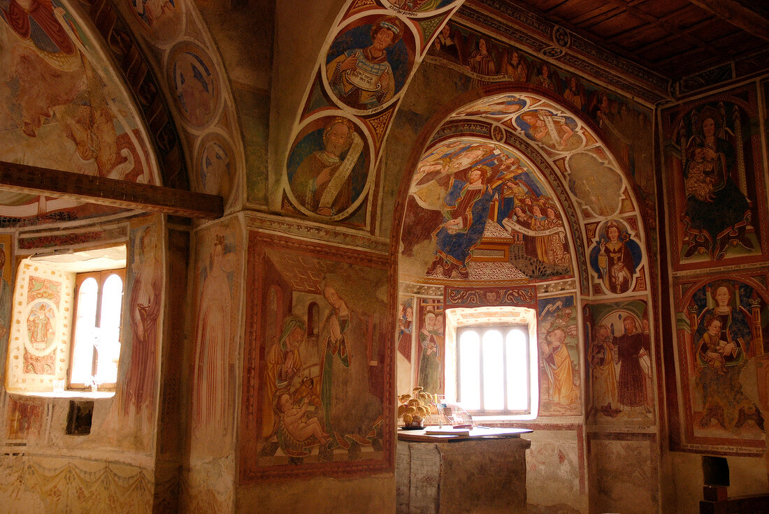 Tessin: Kirche San Carlo, Wandmale- rei, Bögen, kleine Fenster