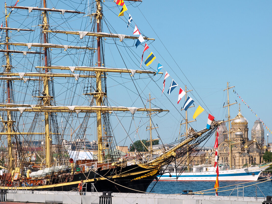 St. Petersburg: Newa, Segelschiffe, Windjammerparade