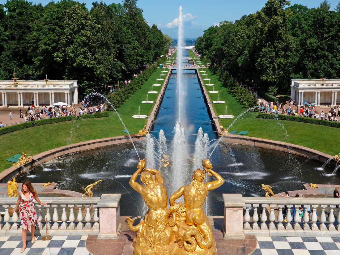 St. Petersburg: Peterhof, große Kas- kade, Garten, Meereskanal, Touristen