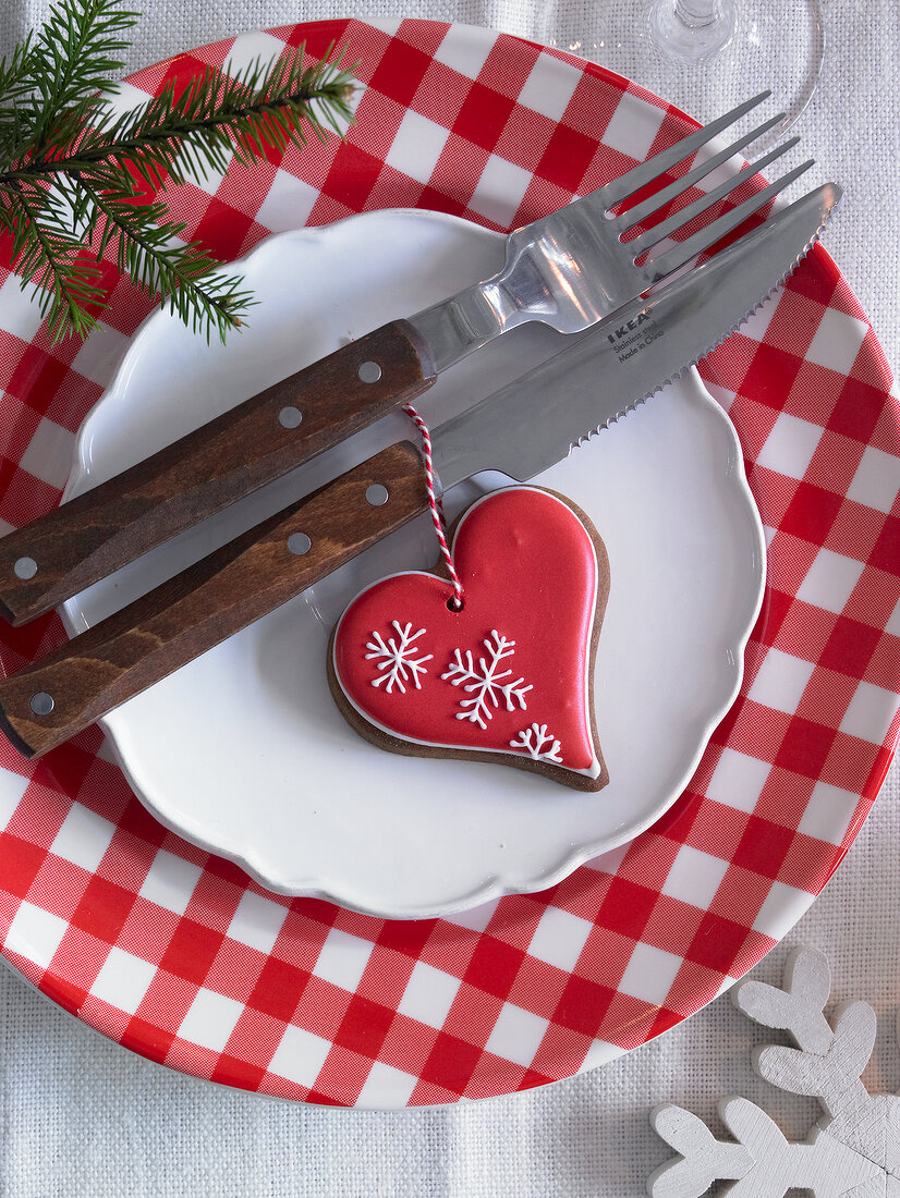 Teller rot-weiss, Besteck, Lebkuchen herz, weihnachtlich