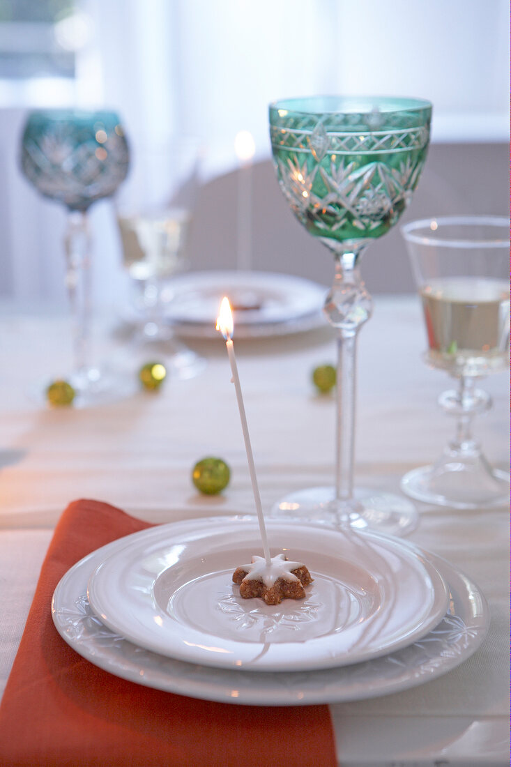 Set table with candle on zimtstern and wine glasses on table