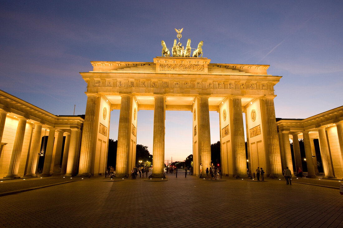 Berlin: Pariser Platz, Brandenburger Tor, beleuchtet, abends.