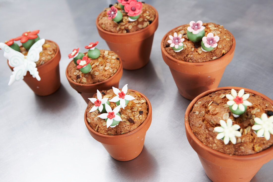 Blumentopfkuchen mit bunten Marzipanblüten
