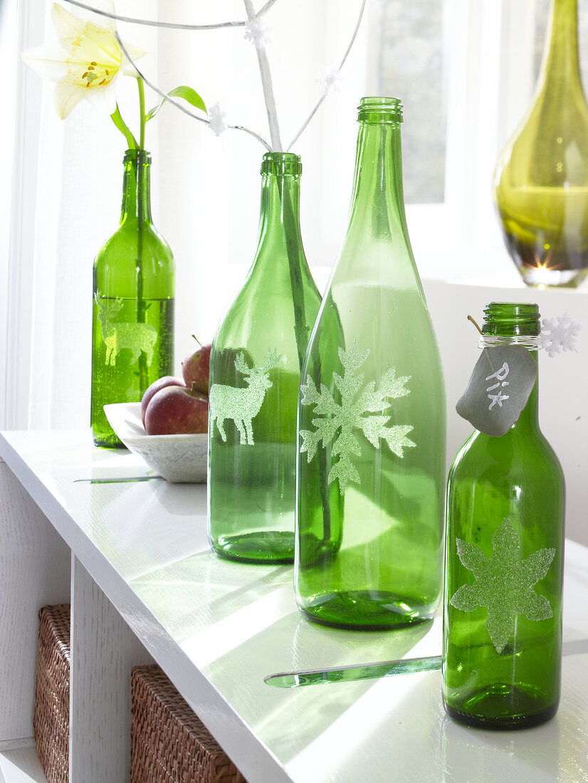 Dekoration, Flaschen als Vase und Platzhalter, grün