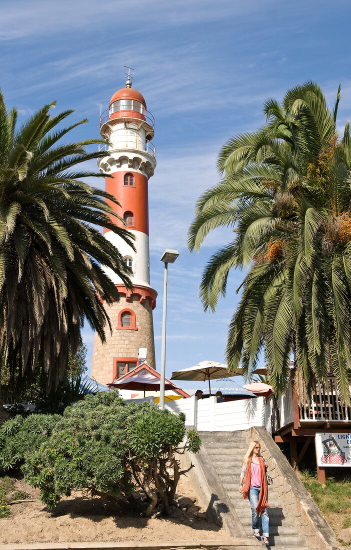 Namibia: Stadt Swakopmund, Leuchtturm, Palmen, Treppe, blauer Himmel