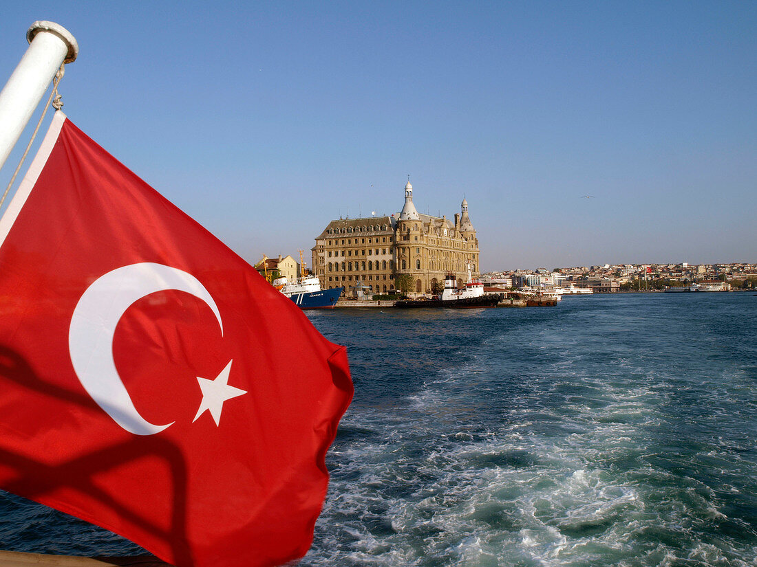 Istanbul: Fähre auf dem Bosporus, türkische Flagge, Bahnhof Haydarpasa