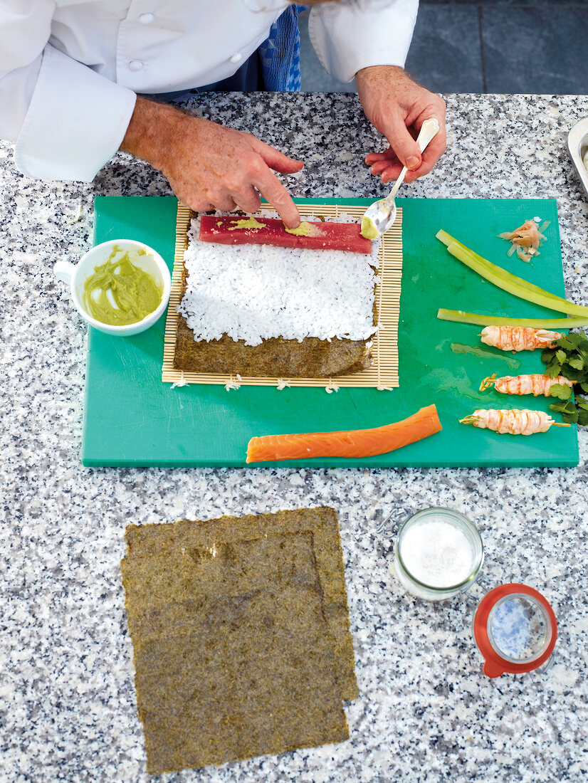 Thunfisch Sushi bei Zubereitung mit Wasabi bestreichen Step 4