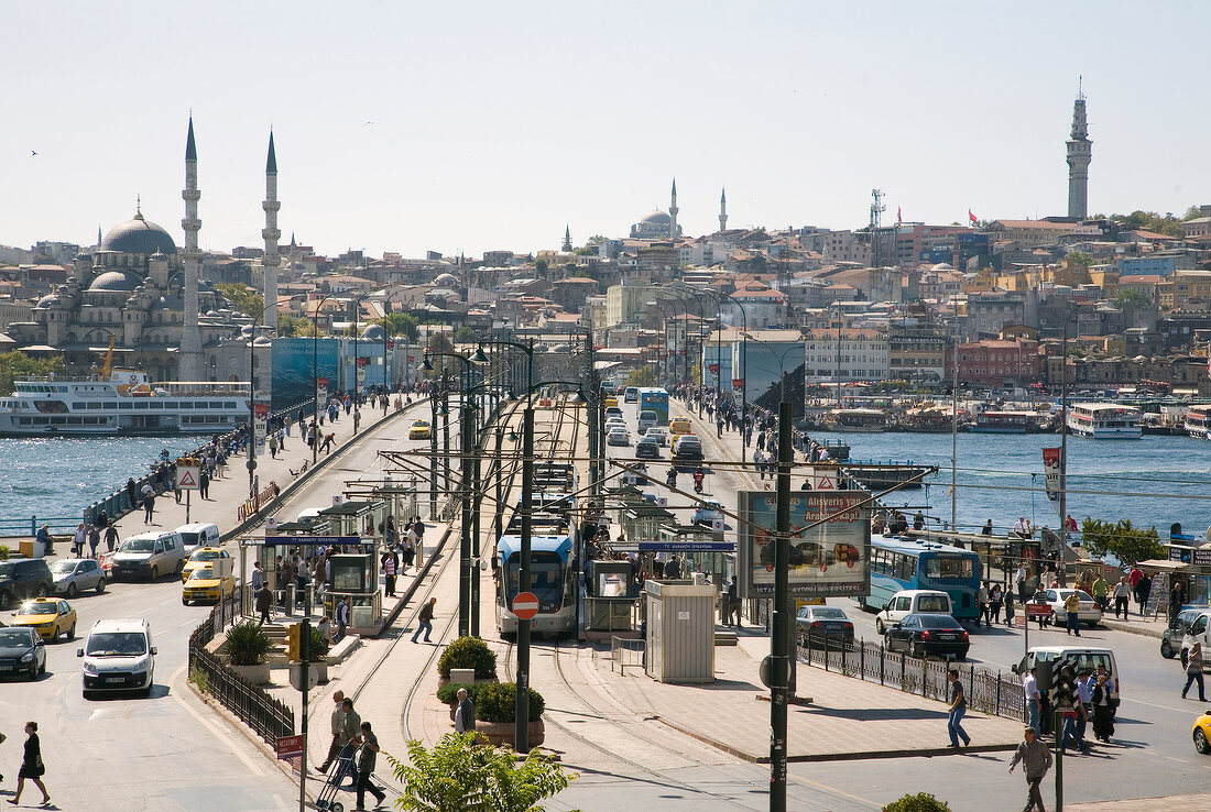 Istanbul: Stadtansicht, Galatabrücke Straßenbahn, Menschen, belebt