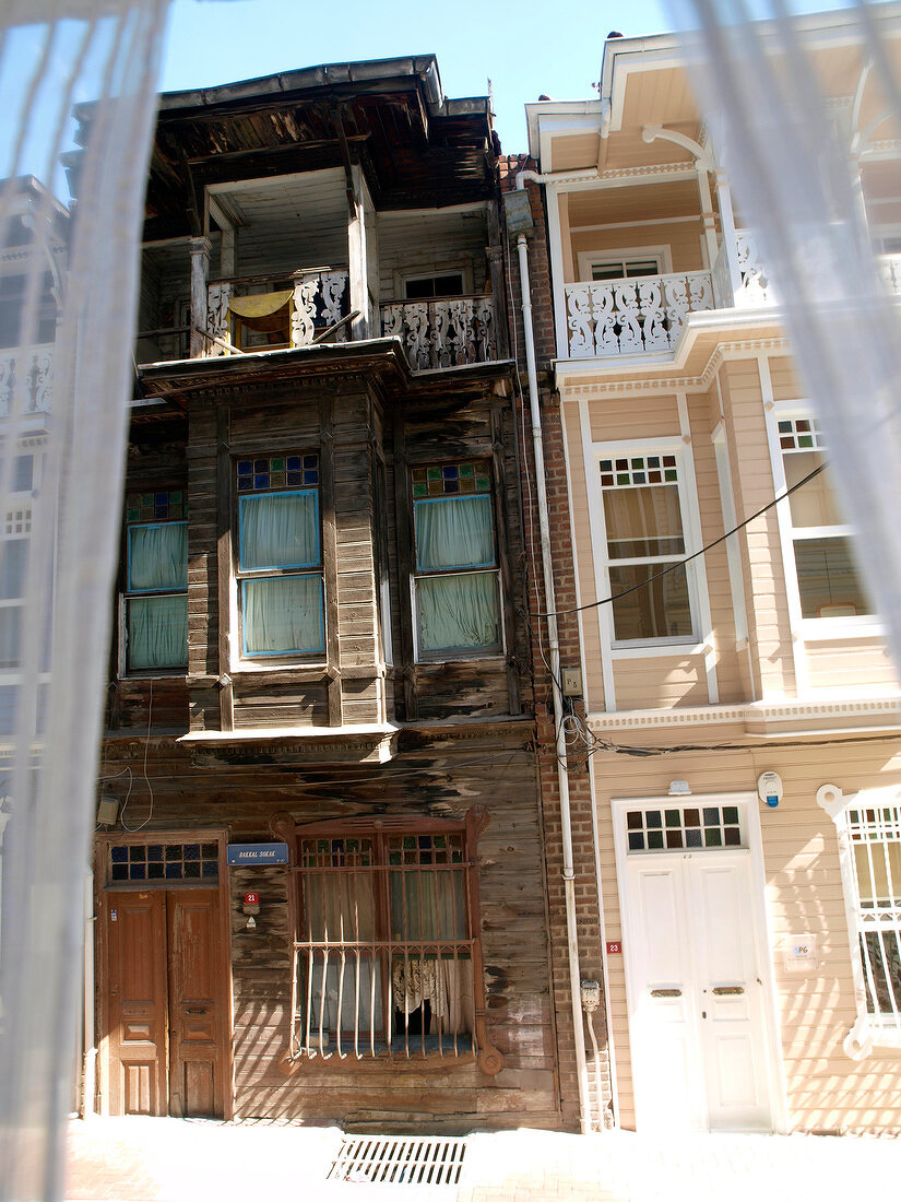 Istanbul: Viertel Arnavutköy, Holz- häuser, schäbig
