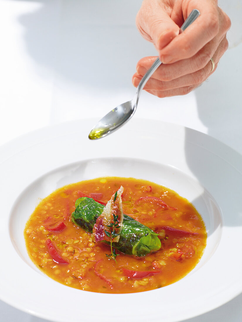 Rote-Linsen-Suppe mit Spitzkohlroulade